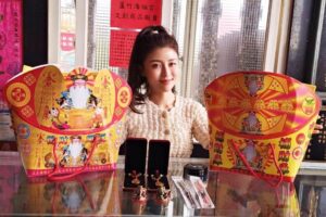 蘆竹海福宮備2隻金雞母供香客頭迓擲筊求好運  主委加碼雞排450份限量放送！