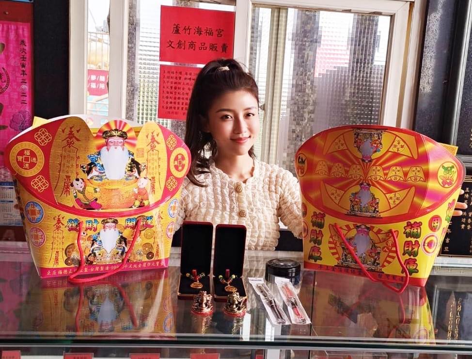 蘆竹海福宮備2隻金雞母供香客頭迓擲筊求好運  主委加碼雞排450份限量放送！