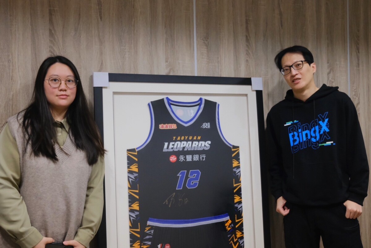 BingX交易所舉辦品牌活動，捐贈公益義賣「魔獸」霍華德球衣給資深用戶