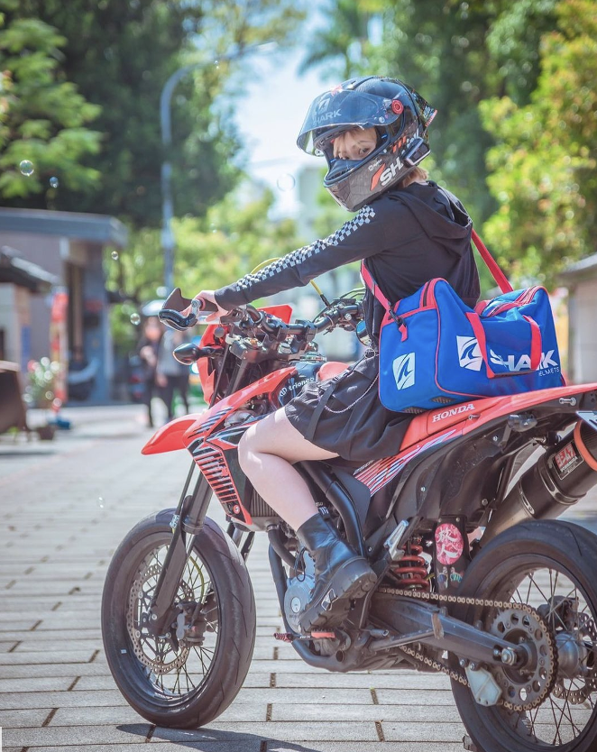 反差萌！德文系正妹E妹熱愛重機　培養專業不當花瓶