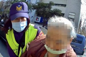 9旬老翁離家卡車陣進退不得　保大暖警即刻救援送返家