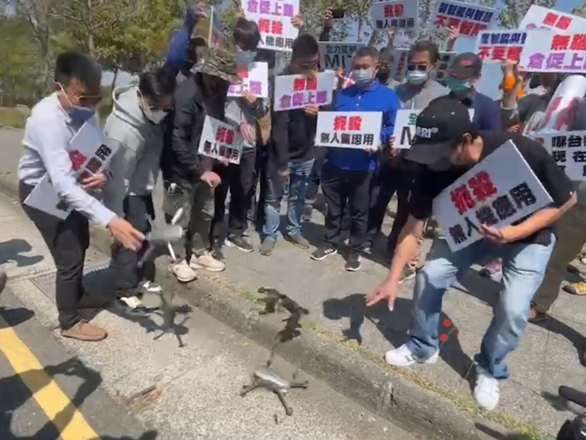 民間業者抗議政府扼殺無人機發展