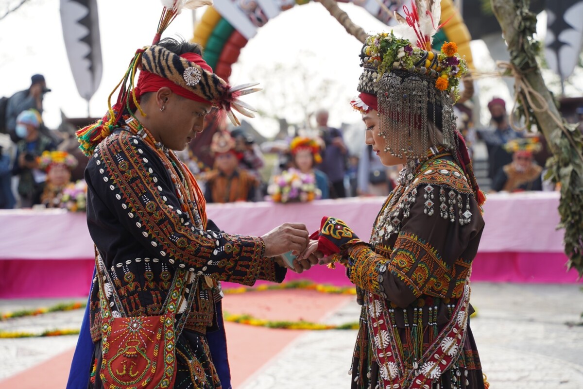 三地門舉行南島族群婚禮 10對新人循排灣族傳統婚禮儀式