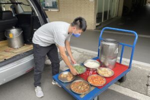 互助送暖！風雨無阻十五年　北市保大長者共餐溫馨情