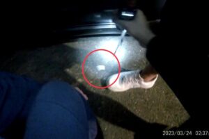 故作玄虛！男遇盤查假意自清　口袋掉出一包秒遭逮