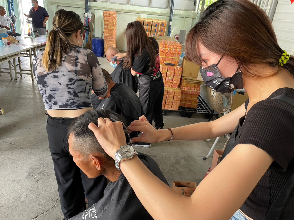 屏東企業員工關懷遊民 供餐、義剪做志工