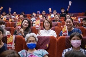 周春米請模範勞工看電影「做工的人」