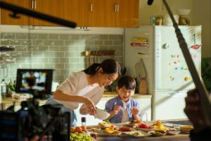 女神隋棠代言福樂一番鮮　廣告花絮大談親子育兒經