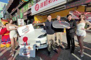 「時來運轉運彩」抽好禮　特斯拉幸運得主交車