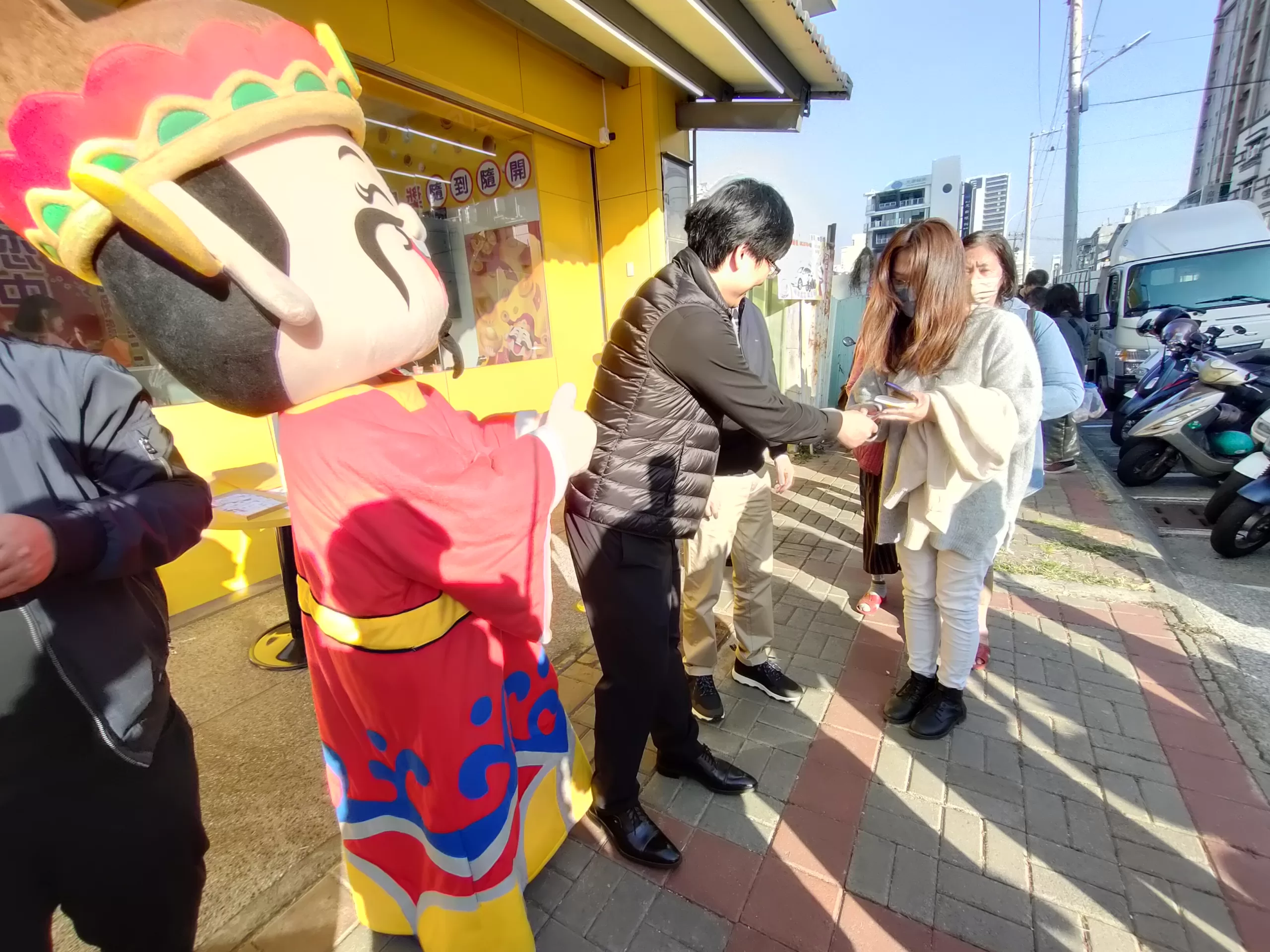 「時來運轉運彩」抽好禮　特斯拉幸運得主交車