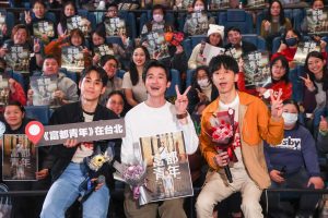 為《富都青年》當空中飛人　吳慷仁現場脫下送「原味T恤」謝粉絲