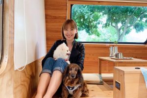 李懿暖心助浪浪結紮　海邊補貓下一秒⋯手機噴飛落海