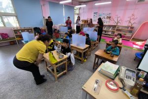 鼓勵偏鄉小學孩童勤學優異成果　王子娘文教集團拜會三芝興華國小.