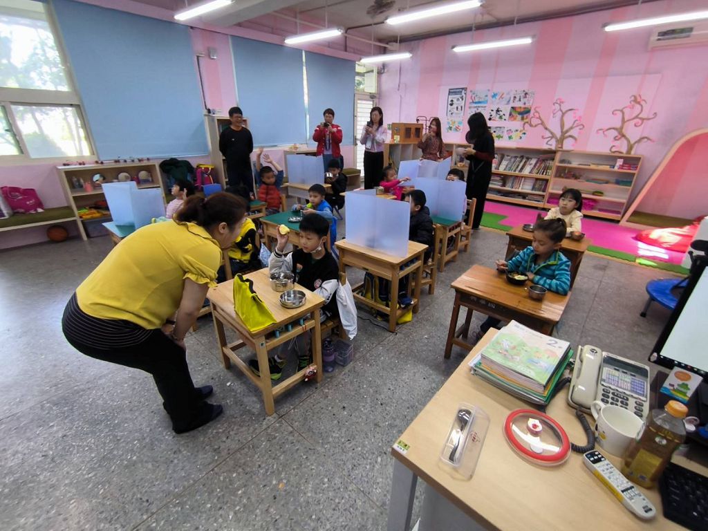 鼓勵偏鄉小學孩童勤學優異成果　王子娘文教集團拜會三芝興華國小.