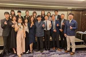 峮峮化身靚眼特務 諾貝爾推全飛秒近視雷射