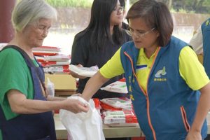 秀林鄉長王玫瑰奔波勘災 協助清淤疏通道路 視鄉民如家人