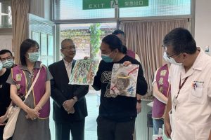 圓緣慈善推廣協會志工為「精神病房迎來清晨」 攜手錠嵂保經彩繪送暖