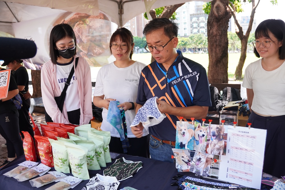 參與攤商還有利用衣服邊角料製作的寵物用品,提倡環保概念。圖:台中市好禮協會提供