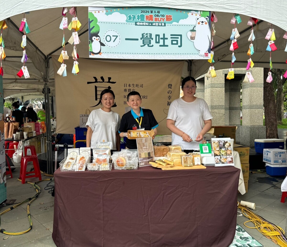 約60間臺中伴手禮店家在市民廣場組成了一個熱鬧的假日市集,旨在推動銷售並提高品牌知名度。圖:台中市好禮協會提供
