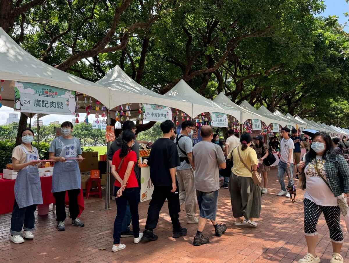 約60間臺中伴手禮店家在市民廣場組成了一個熱鬧的假日市集,旨在推動銷售並提高品牌知名度。圖:台中市好禮協會提供