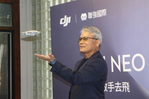 可語音控制免用操作器跟拍 極輕巧掌上空拍機 DJI NEO 登台