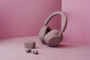 韓國女團 LE SSERAFIM 時尚詮釋，Sony 旗艦級 1000X 耳機系列新色玫瑰灰登場