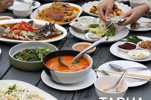 泰國美食｜蘇梅島必追的網美打卡餐廳 蔚藍海面、月牙沙灘、懸崖美景和浪漫白色紗帳 一次全都擁有