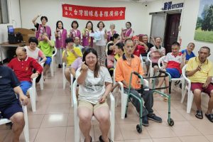 椅子瑜珈暖身心 圓緣會陪伴憨兒動起來共度健康時光