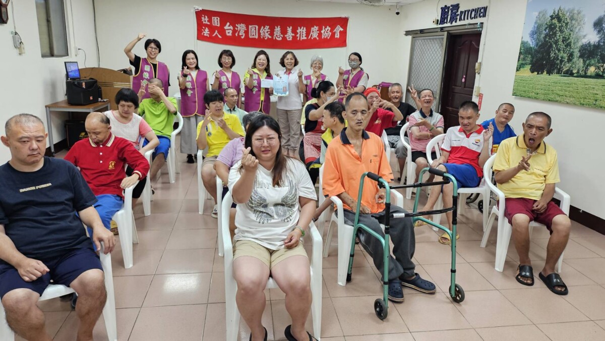 椅子瑜珈暖身心 圓緣會陪伴憨兒動起來共度健康時光