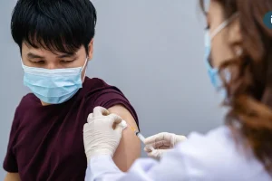 夏季新冠恐升溫  臺大醫：現可打第二劑JN.1疫苗，若一劑都沒打需盡快補上