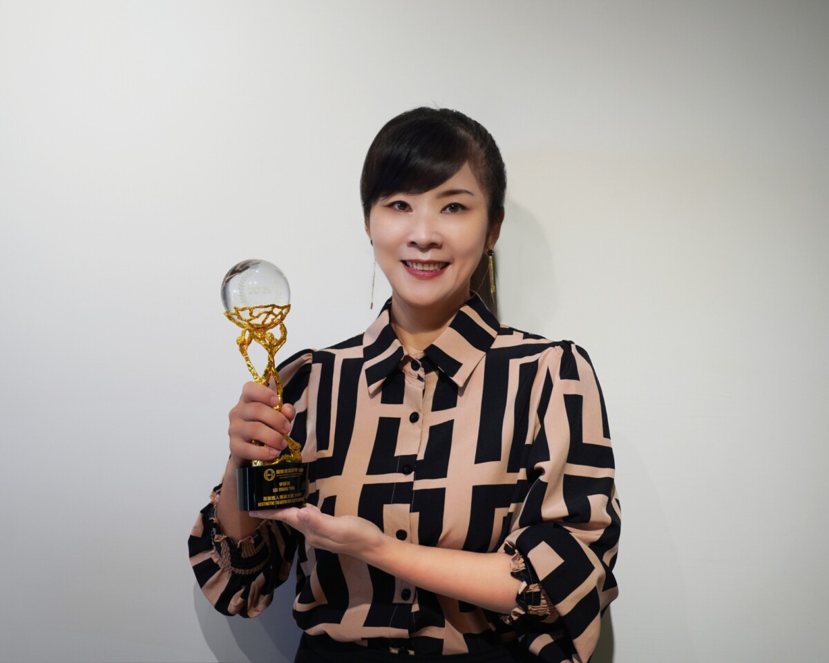 李靜瀅於《國際美業職能世界盃2025》泰國站中，獲得金獎獎盃，為台灣爭光。她將榮耀歸功於每一位顧客與學員的支持。（圖：香瀅美學提供）