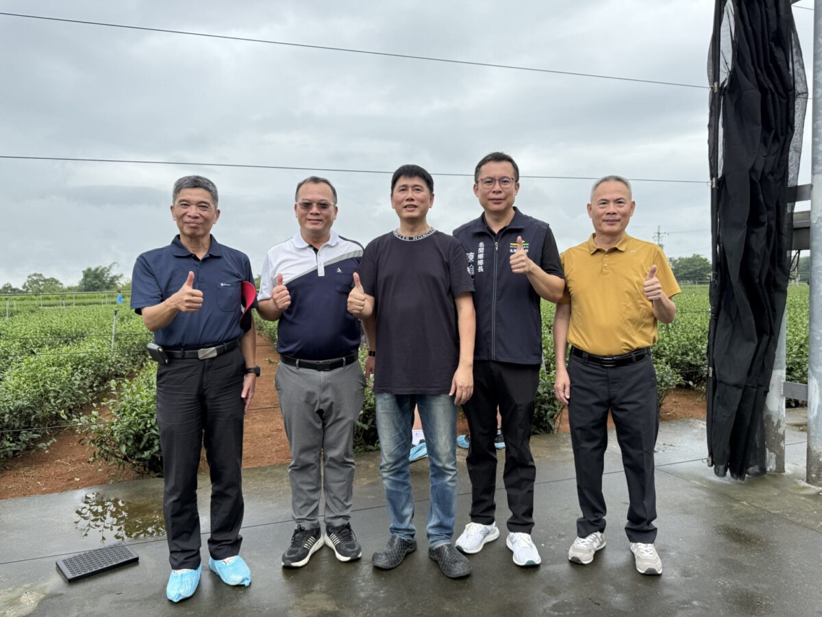 弓鞋國小校長凃仁雄、名間國小校長廖志家、王賢明董事長、名間鄉長陳翰立、受天宮主委陳登岳,一同出席「心願馨茶」活動。(從左自右,茶之魔手提供)