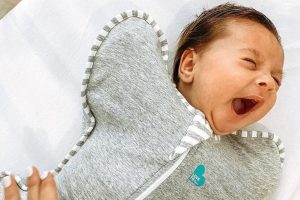 新手爸媽必讀！新生兒怎麼睡才安全？善用「蝶型包巾」預防嬰兒猝死綜合症