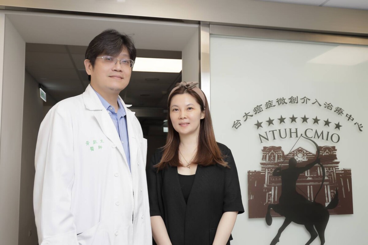 林少萍透過卓越媒體集團捐款給澎湖海文教醫療慈善基金會，左為董事長黃凱文醫師。