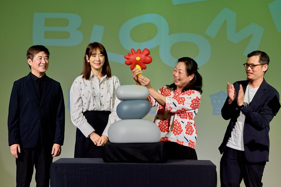 繁花盛開We Bloom！計畫正式啟動。（左起：台灣設計研究院院長張基義、101董座賈永婕、花蓮縣長徐榛蔚、台灣原生藝術家陳普）