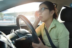 滑手機一久就眼模糊？醫：恐老花提早報到，當心白內障也同時找上門