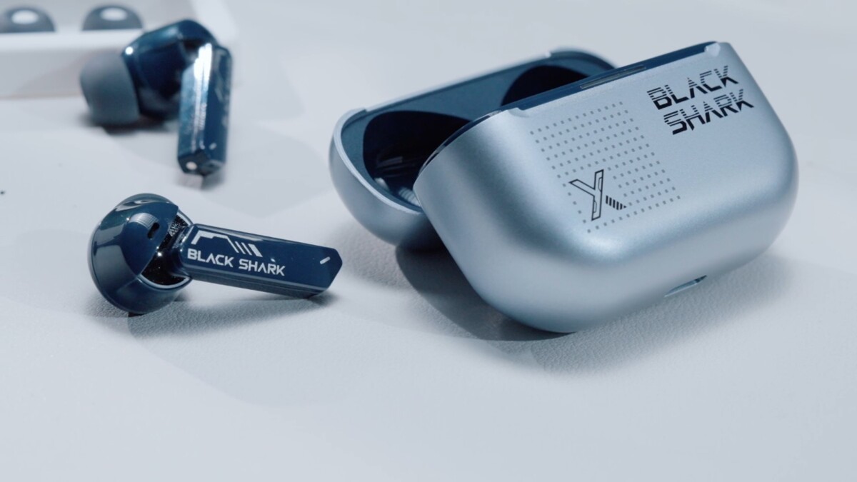 最新款黑鯊電競耳機「黑鯊鳳鳴BE24」，能夠做到23小時超長續航，讓玩家盡情玩樂。圖/信星科技提供