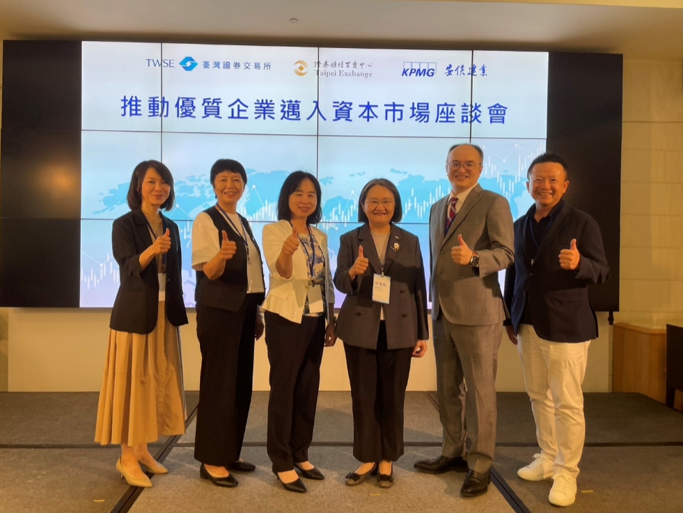 照片左起，安侯建業陳燕慧會計師、佑全藥品(股)公司文德蘭總經理、櫃買中心李淑暖副總經理
、臺灣證券交易所杜惠娟副總經理、安侯建業陳宗哲會計師及微程式資訊(股)公司吳騰彥董事長
。