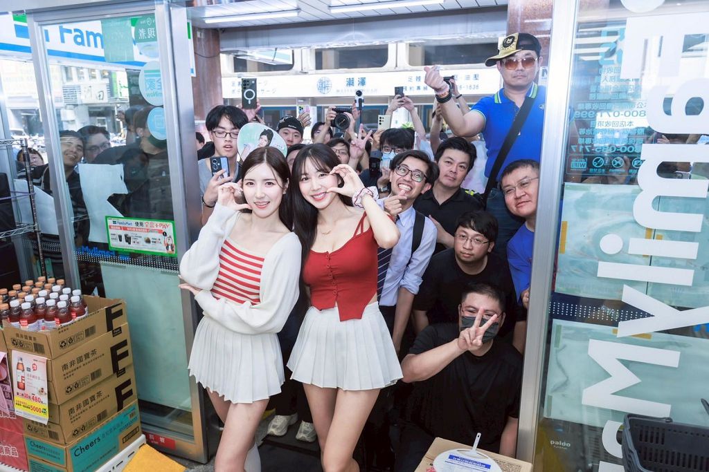 安芝儇、南珉貞17日為Paldo三鮮炸醬麵站台,於台北全家長賓店擔任一日店長,活動現場擠滿粉絲到場應援。(圖/ 總代理良澔提供)