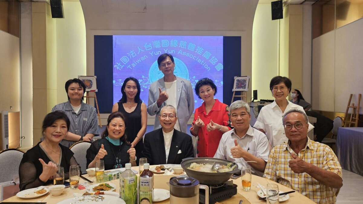 今日與會的貴賓:圓緣會創辦人湯發鉅博士(前排中)、曹晏華理事長(前排左二) 、
宋美玲董事長(前排左一) 、張翊顧問(前排右一) 、楊斯年副院長(前排右二) 。
