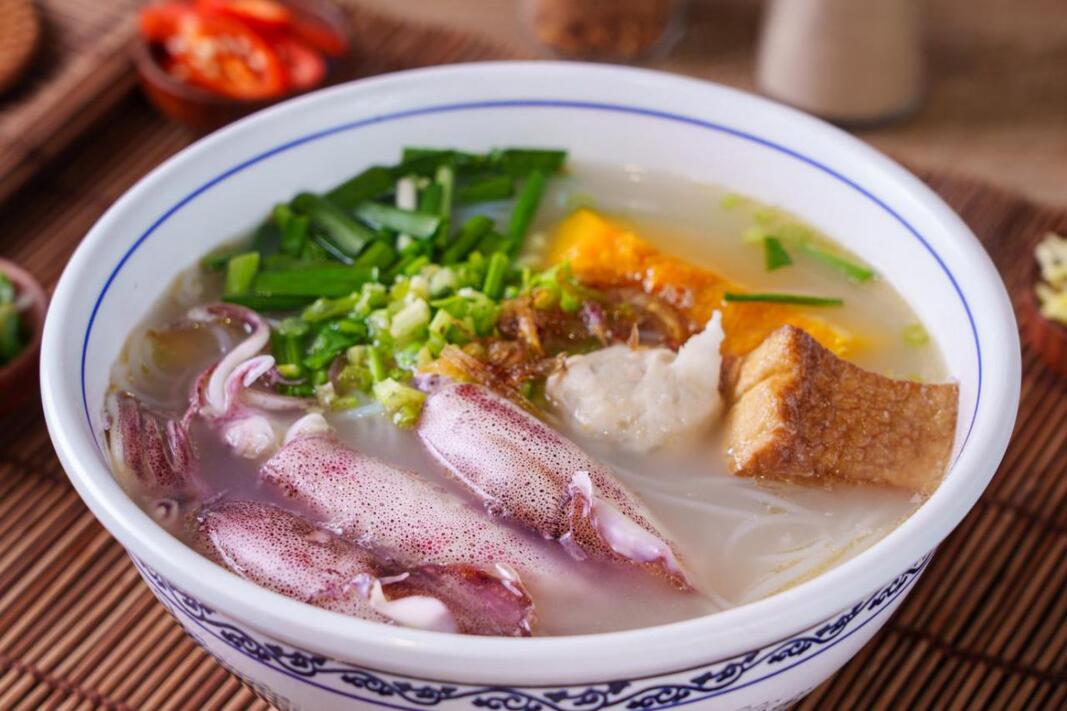 花蓮必吃滷肉飯 大腸＋蚵仔奢華加料版 網友封為滷肉飯界LV