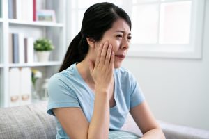 Dcard熱議牙齦萎縮原因 康智為牙醫師教你食補應對