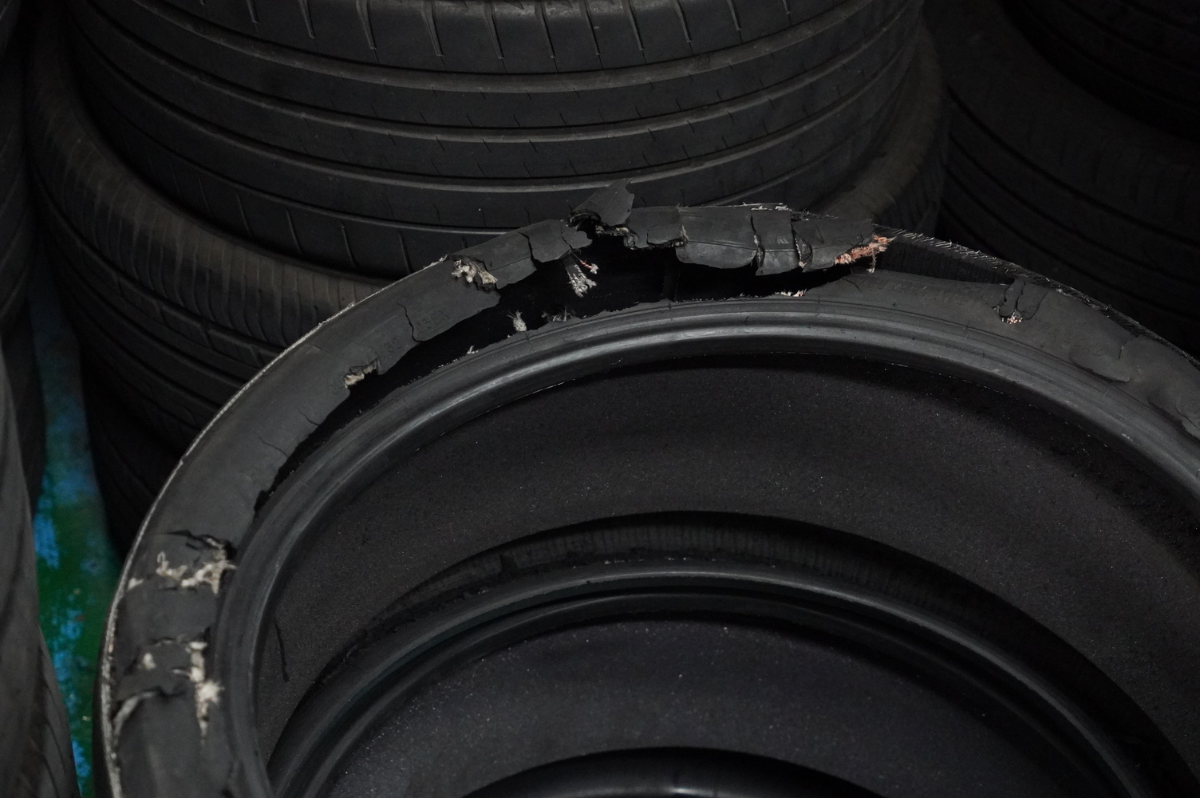 (因爆胎被更換下來的輪胎。圖片來源：Orange-TPMS)