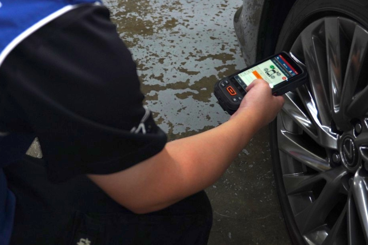 (技師透過OG3檢測輪胎。圖片來源：Orange TPMS)