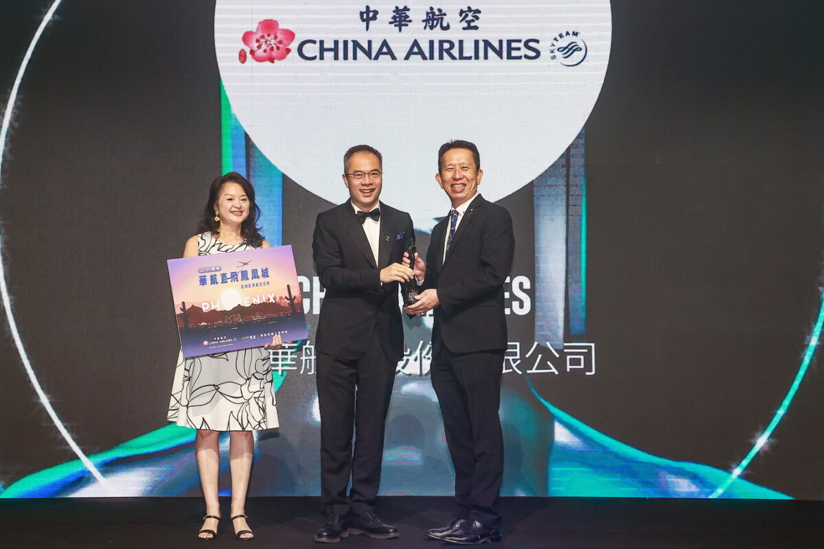 中華航空榮獲 2025 「亞洲最佳企業雇主獎」殊榮 (HR Asia Best Companies to Work for in Asia),由資深副總經理陳奕傑 (右) 代表領獎。
