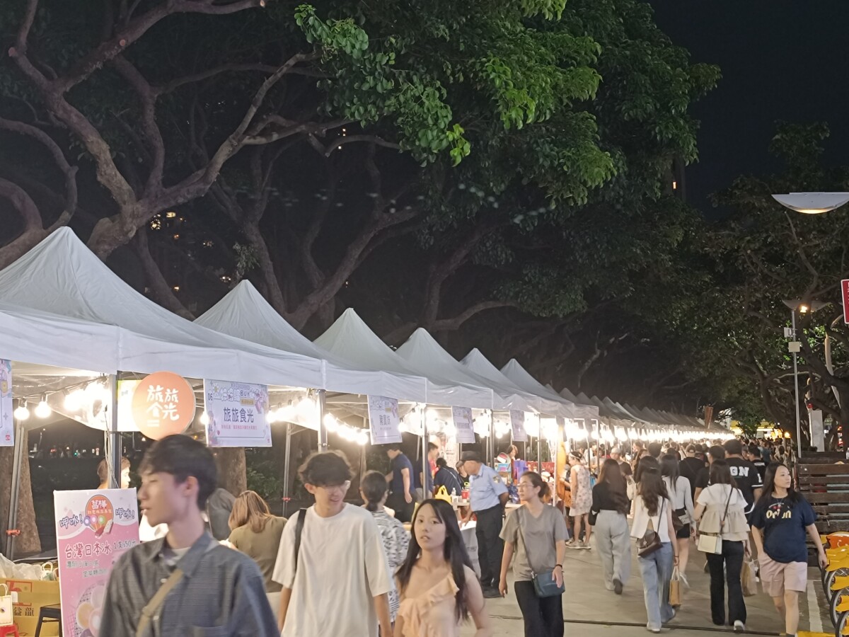 活動從白天到夜晚皆吸引大批民眾(圖/生活中心特派記者攝影)