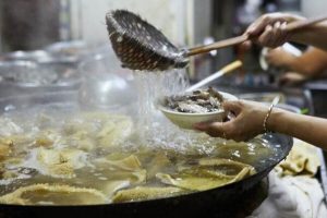 嘉義美食｜一日獨旅美食地圖 80年牛雜湯、現炸麻糬、私藏甜點一次吃遍