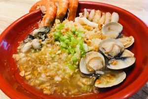 台東燻雞專賣店 每日現宰土雞 煙燻滷味香氣四溢