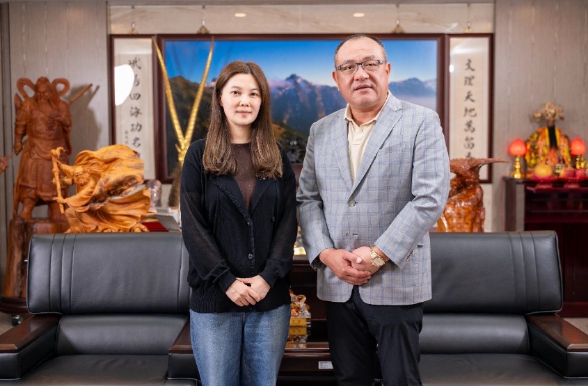 HOII后益品牌創辦人林少萍(左)與苗栗縣議會議長李文斌(右)攜手推動公益,為苗栗弱勢孩童注入暖流。HOII后益/提供