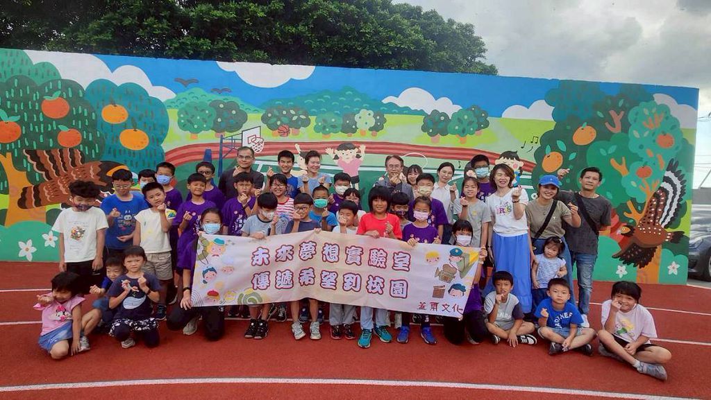 開藝設計室內裝修於9月8日拜訪台中明正國小。(圖/開藝設計室內裝修提供)